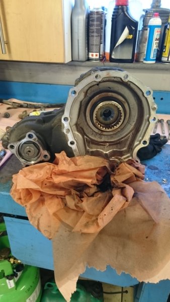 Fördelarlådan till Chryslern nere,här var det ett "kugghjul" som ej är med på bild som saknade sina tänder och nytt skall på. Den guldfärgade "kuggdrevet" inne i fördelarlådan som syns på bilden är helt ok, faktiskt helt otroligt då bilen gått över 23000mil!