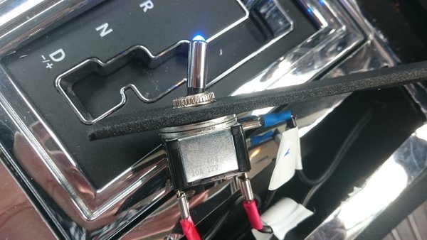 DSC_0806x.jpg (183.8 KiB) Visad 8937 gånger Vippströmbrytaren med blå diod byggd på en Hemma gjord träplatta och wrappad med glitter wrap!