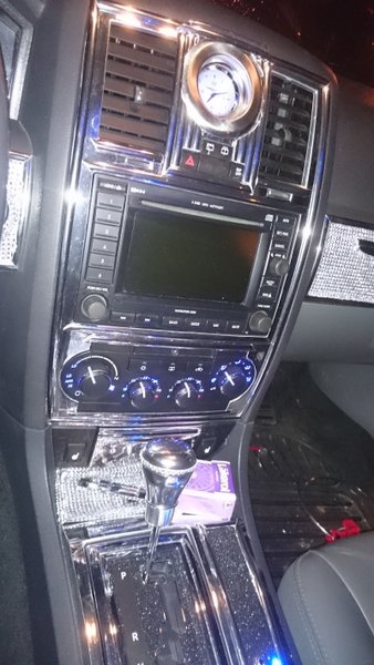 DSC_0814.xjpg.jpg (250.53 KiB) Visad 8928 gånger Nu lyser det blått minsann! Det som ser ut som vita prickar vid bla växelspaken, är som det glittrar av blixten på kameran. =)