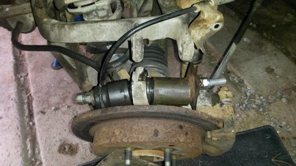 Bussning pressas in i övre bärarmen