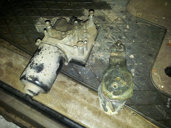 2514_.jpg (246.09 KiB) Visad 6838 gånger Gamla torkarmotorn och drivplattan