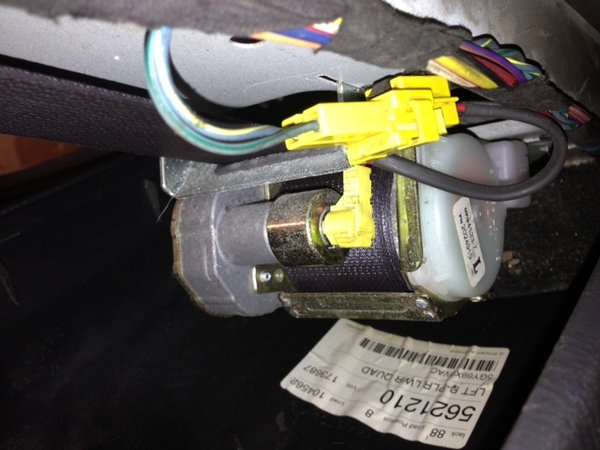 Själva kontakten verkar någon ha pillat sönder, man kan sätta den åt bägge håll,,,