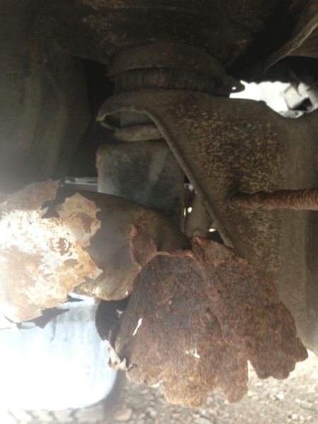 Sitter bakom vänster framhjul. Likadan finns ej på andra sidan