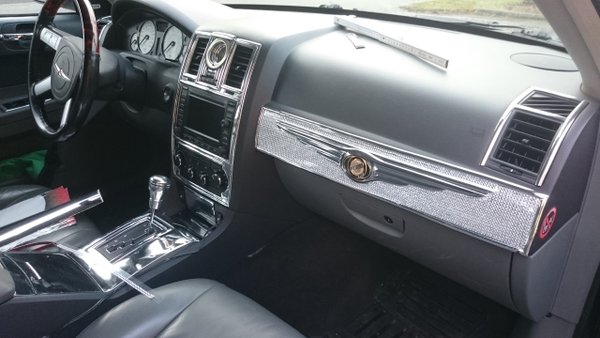Här är en bild på arbetet med Chrysler emblemet på &quot;airbag konsolen&quot; Allt glittrar när solen ligger på!=) YES!
